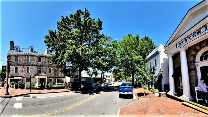 Street view of downtown Middleburg, VA.