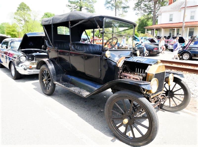 An old car from the early 1900s.