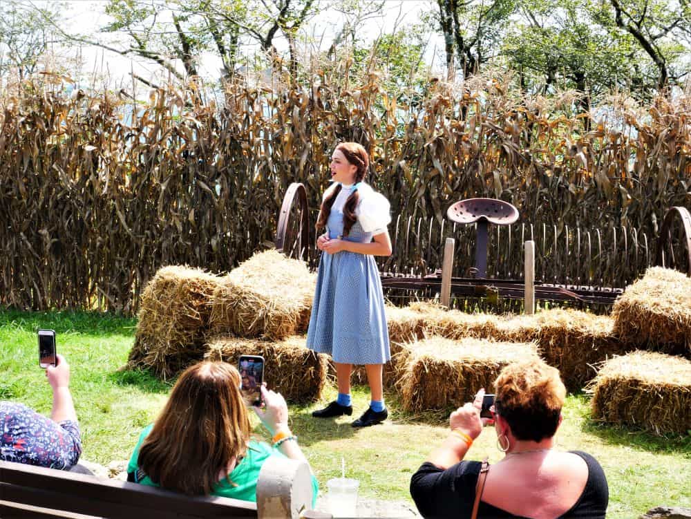 Dorothy singing Over the Rainbow at the Gale farm.