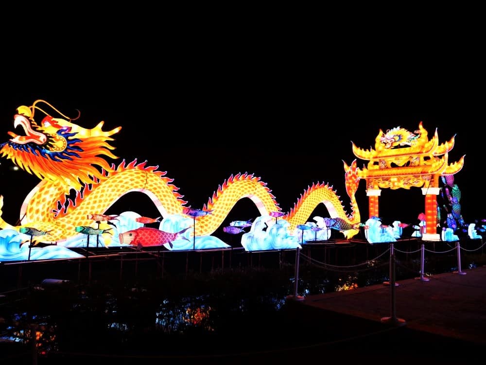 The dragon boat on the water at the Chinese Lantern Festival